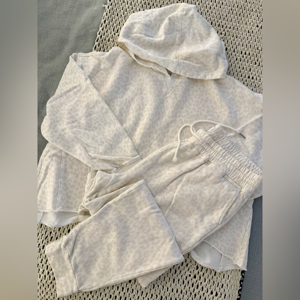 pistola cream leopard sweatset // med top, large bottoms